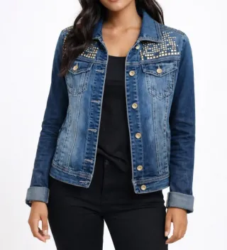 Cazadora vaquera con tachuelas.