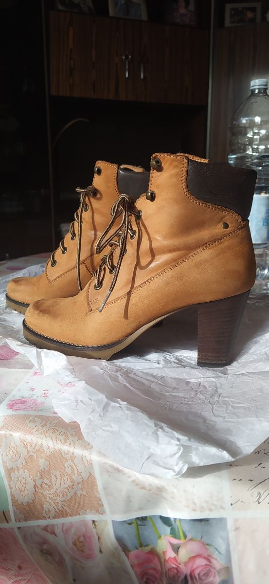 Stivaletti nabuk colore ocra nr 37