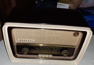 Hola vendo radio de madera antigua