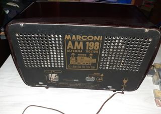 Hola vendo radio de madera antigua