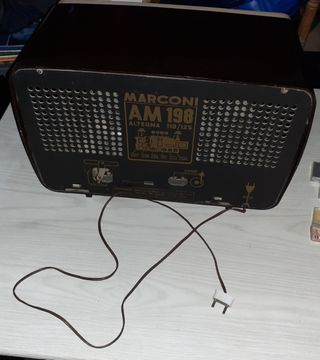 Hola vendo radio de madera antigua