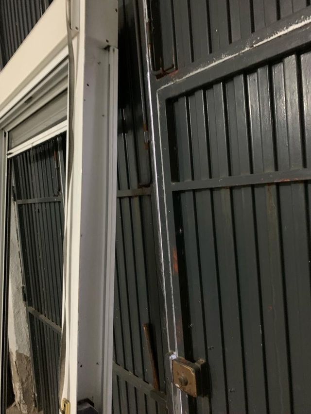 ventana mosquitera y balconera en muy buen estado