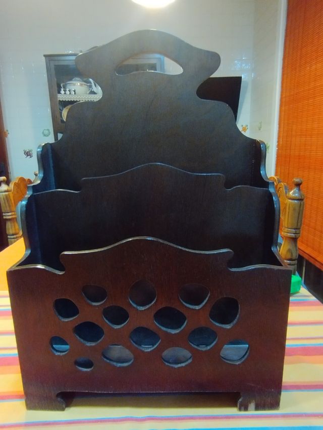 Revistero de madera de nogal
