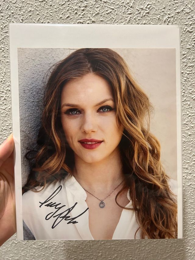 Autógrafo auténtico Tracy Spiridakos