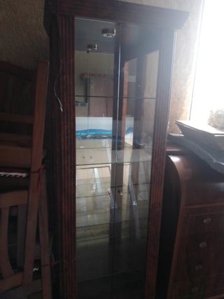 vitrina de madera con luz