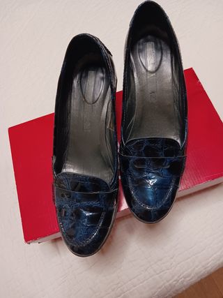 Zapatos azules de tacón 