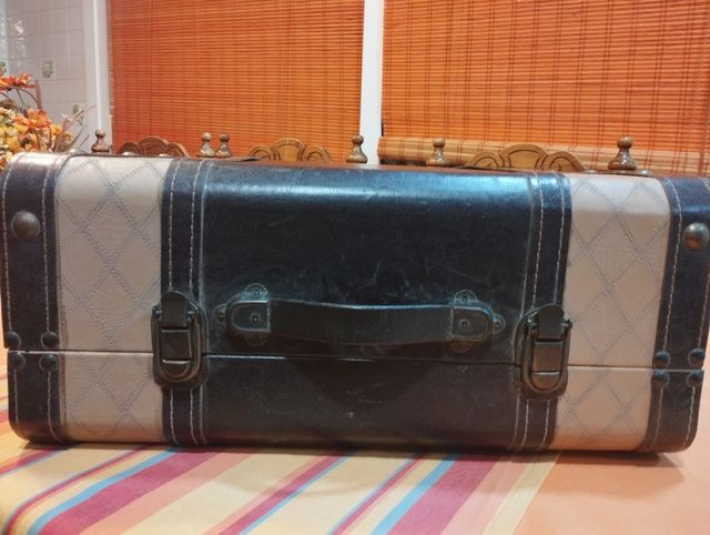 Maleta de piel y madera de decoración
