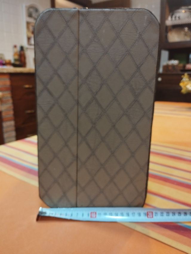 Maleta de piel y madera de decoración