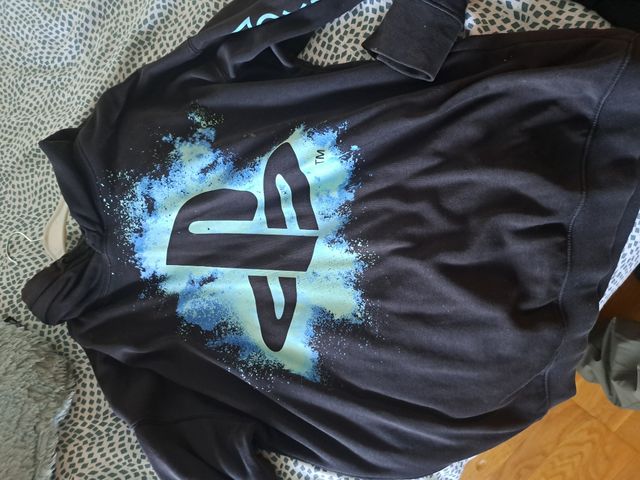 Teléfono estilo antiguo en madera.