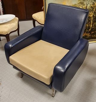 Butaca en escay azul y crema.