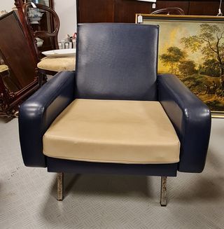 Butaca en escay azul y crema.