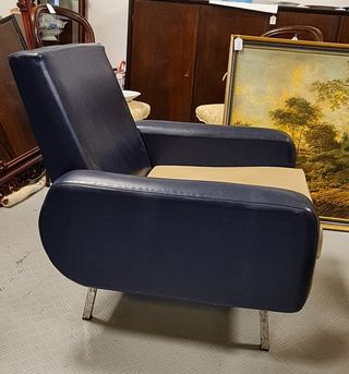 Butaca en escay azul y crema.