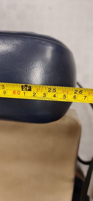 Butaca en escay azul y crema.