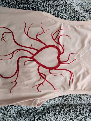 CAMISETA CON APERTURA DE CORAZON