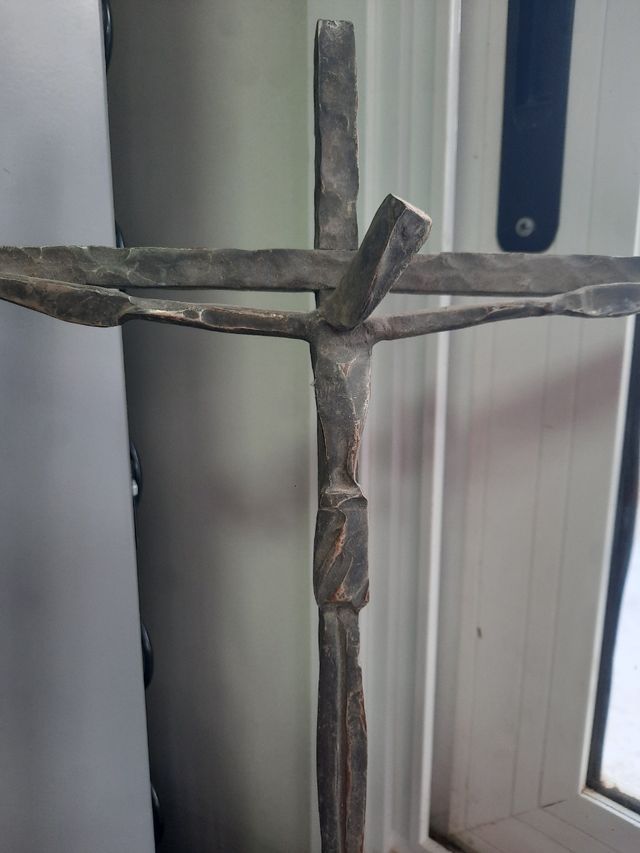 Crocifissi artigianali antichi in metallo