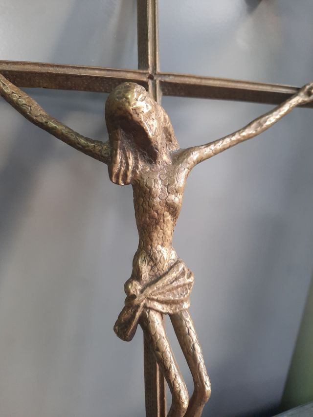 Crocifissi artigianali antichi in metallo