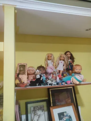 Muñecas y muñecos.