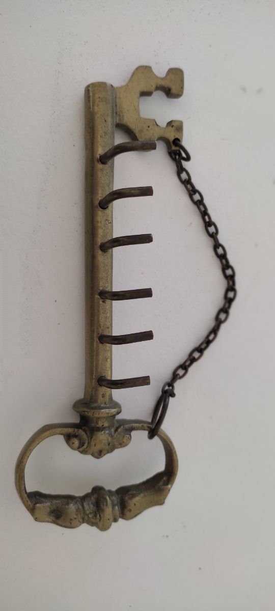 Colgador de llaves de latón