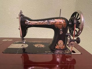 Máquina de coser SINGER con su mueble