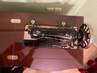 Máquina de coser SINGER con su mueble