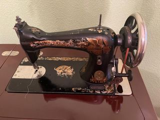 Máquina de coser SINGER con su mueble