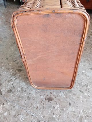 Antigua maleta de mimbre.