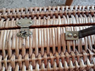 Antigua maleta de mimbre.