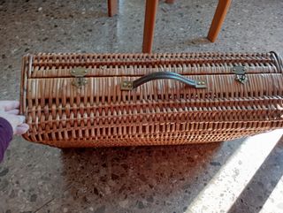 Antigua maleta de mimbre.