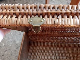 Antigua maleta de mimbre.