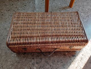 Antigua maleta de mimbre.