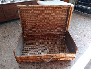 Antigua maleta de mimbre.