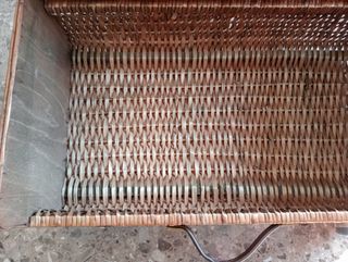 Antigua maleta de mimbre.