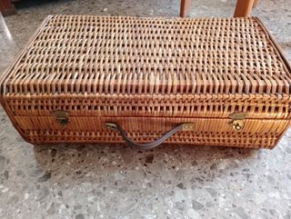 Antigua maleta de mimbre.