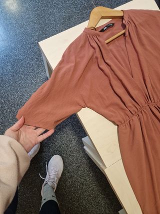 Mono largo camal recto, rosa apagado.