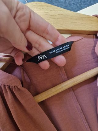 Mono largo camal recto, rosa apagado.