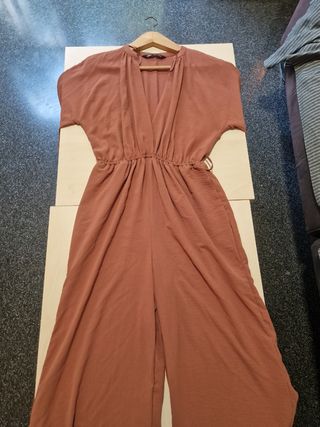 Mono largo camal recto, rosa apagado.