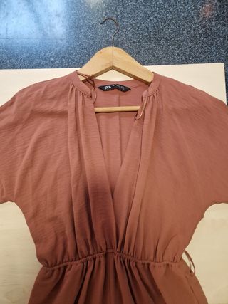 Mono largo camal recto, rosa apagado.