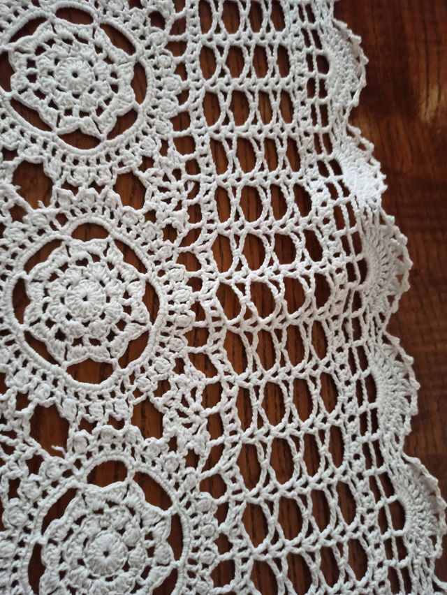 Runner in pizzo fatto a mano a uncinetto