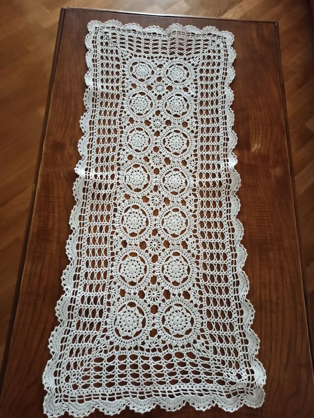 Runner in pizzo fatto a mano a uncinetto