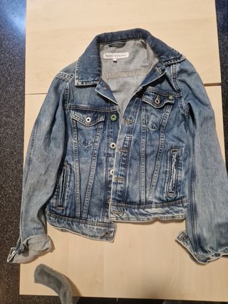 Chaqueta vaquera cortita.
