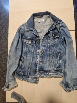 Chaqueta vaquera cortita.