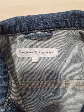 Chaqueta vaquera cortita.