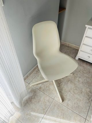 Silla blanca de escritorio IKEA