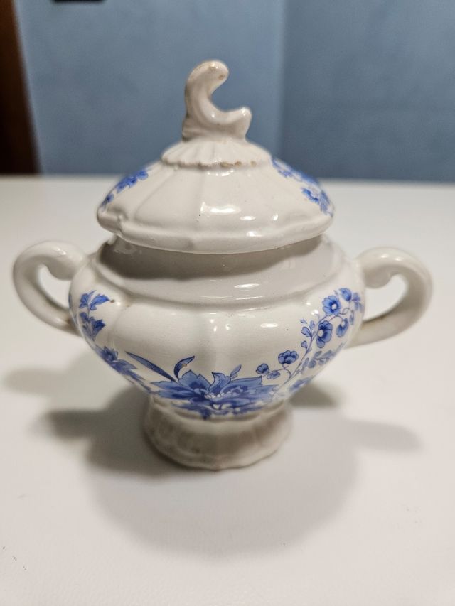 Antica zuccheriera in porcellana decorata.