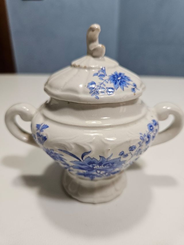 Antica zuccheriera in porcellana decorata.