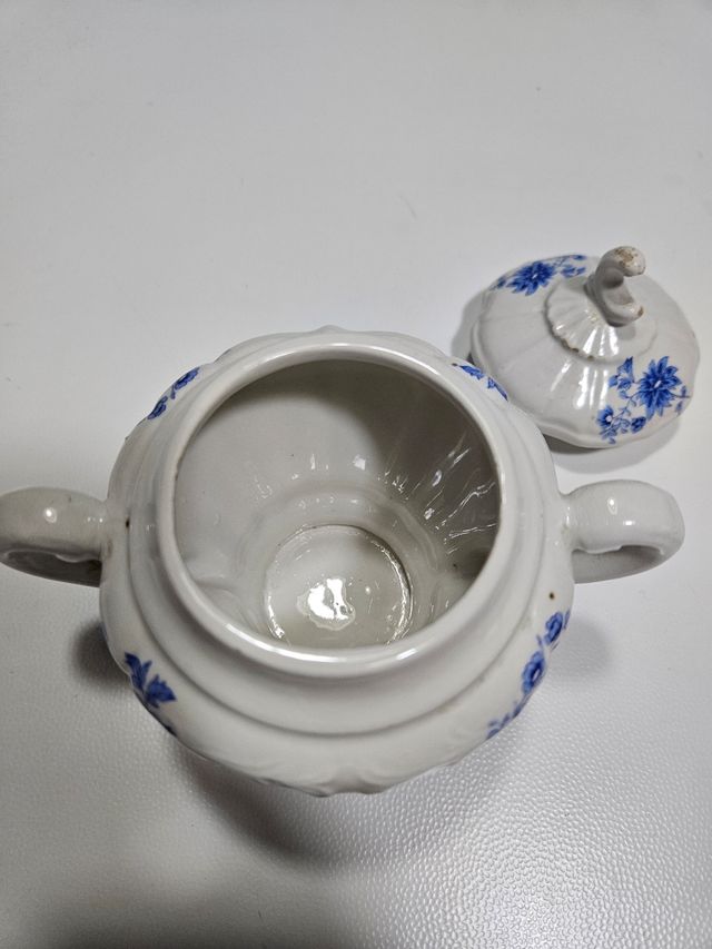 Antica zuccheriera in porcellana decorata.