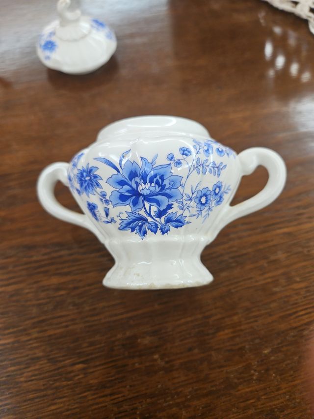 Antica zuccheriera in porcellana decorata.