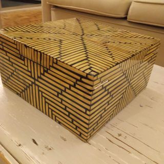 Caja de madera con marquetería