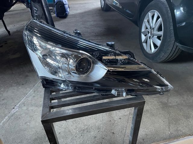 Faro derecho toyota corola verso ref:81130-0F191