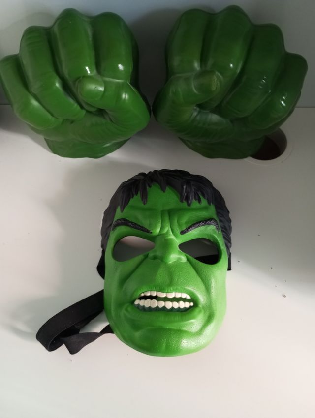 puños y marcaras del increíble Hulk